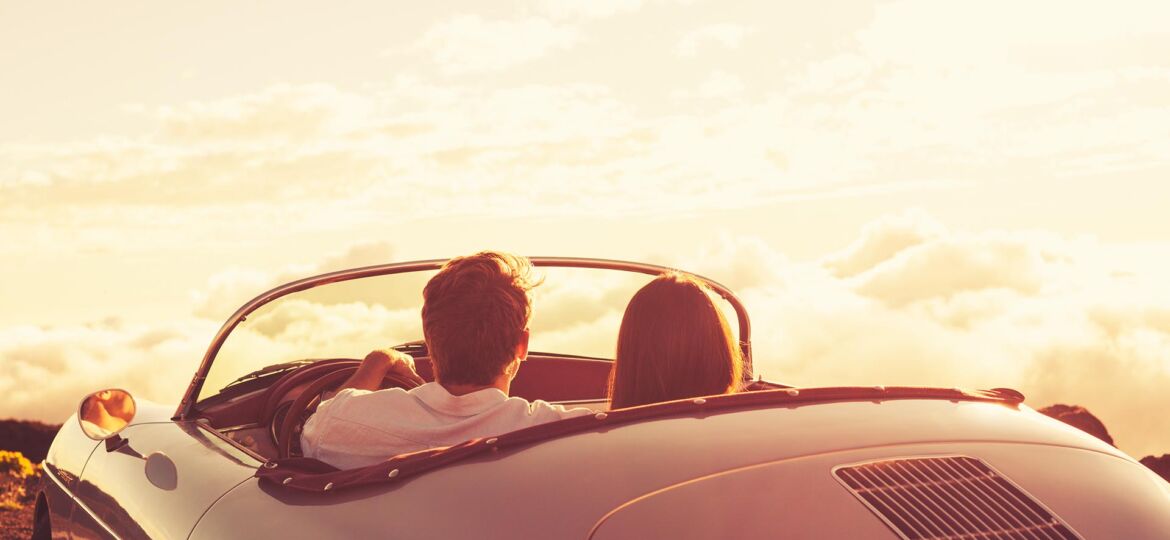 Romantic,Young,Attractive,Couple,Watching,The,Sunset,In,Classic,Vintage